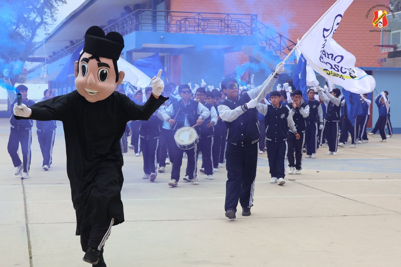 Banda del colegio en desfile con la mascota de Don Bosco