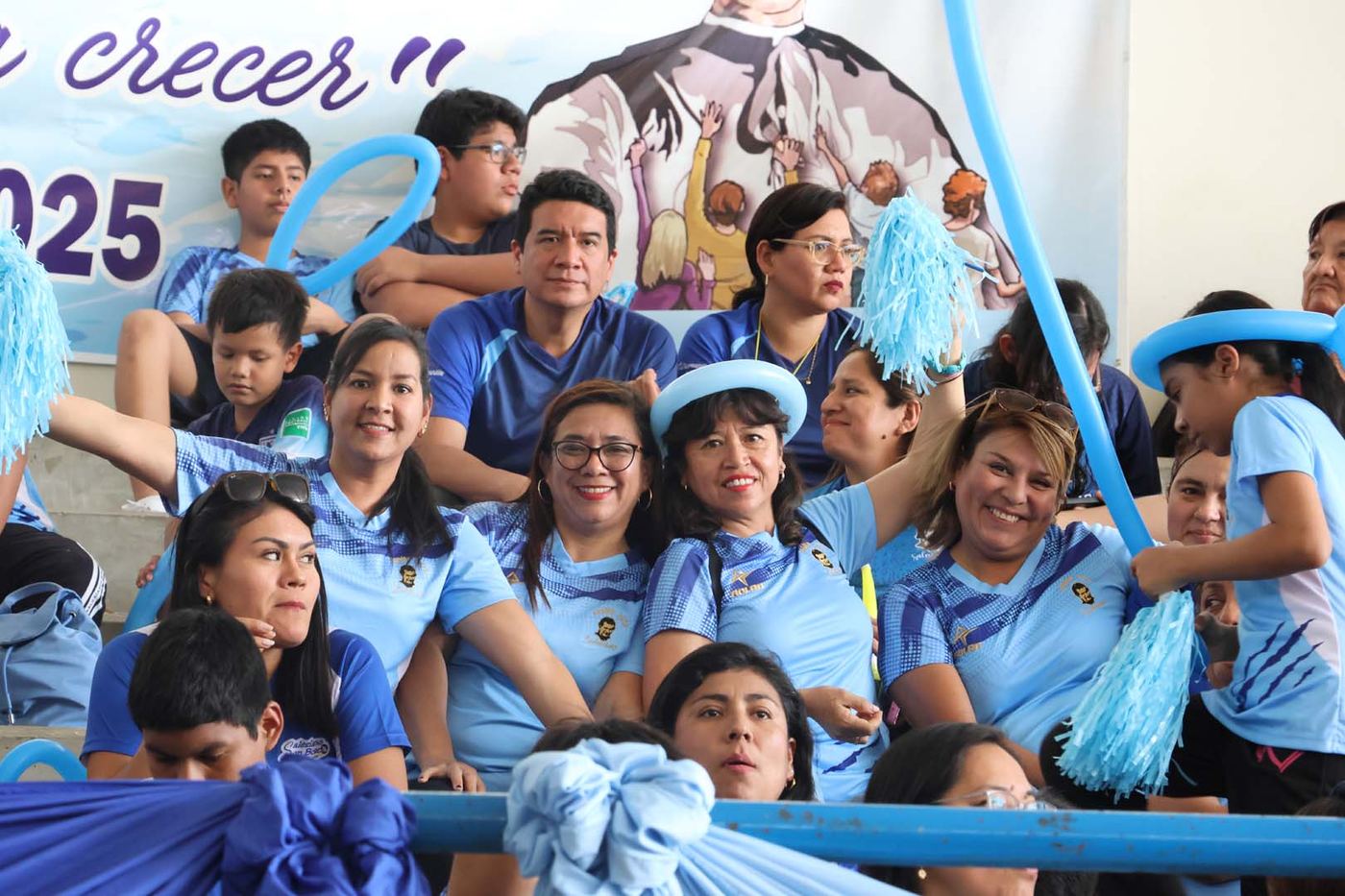 Familias del colegio en una celebración