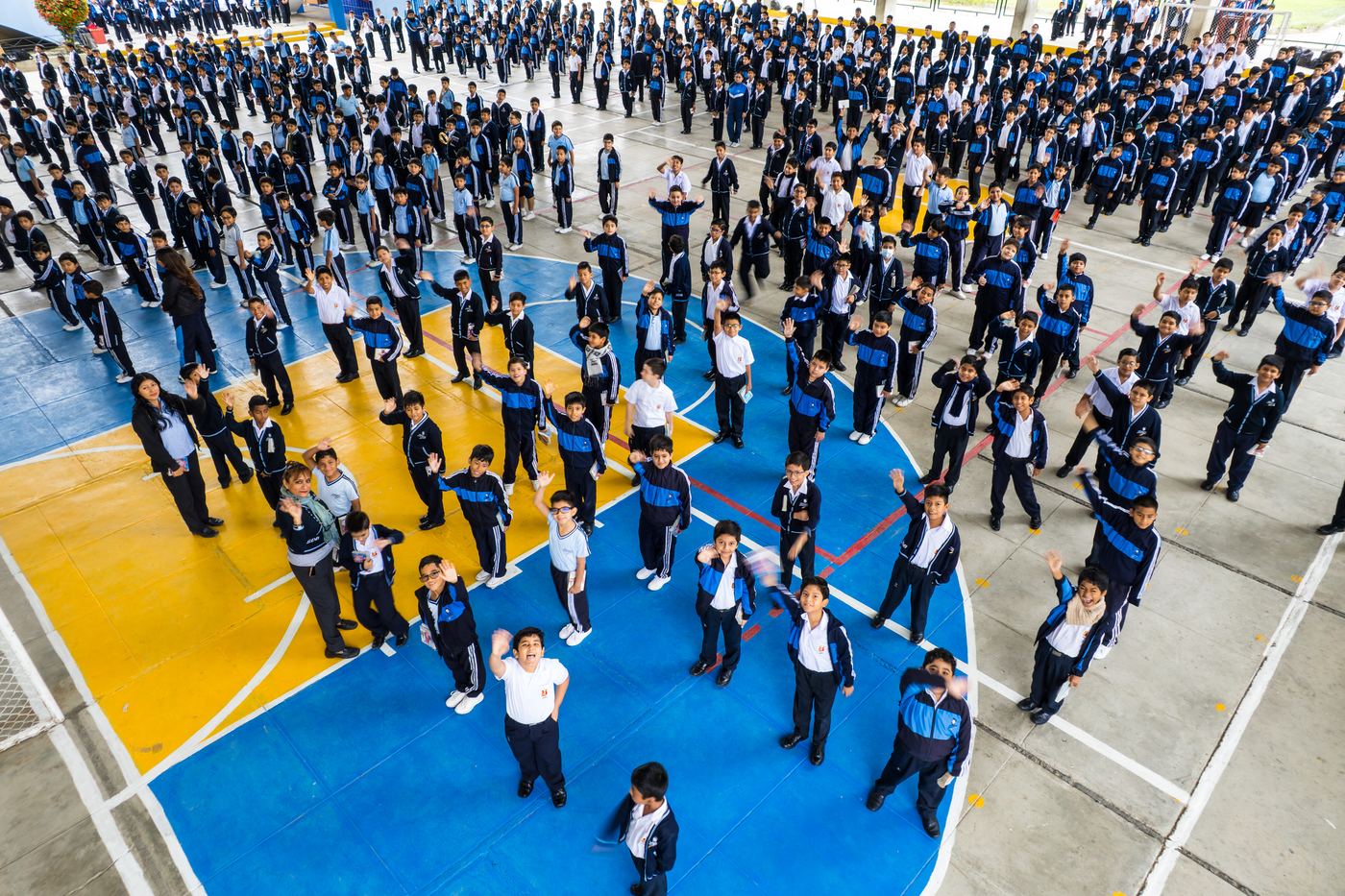 Estudiantes en el patio del colegio