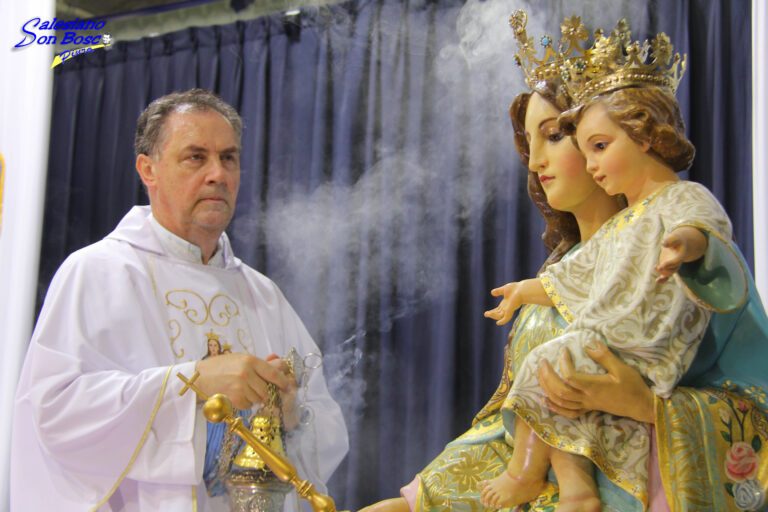 Imagen de María Auxiliadora en una celebración salesiana